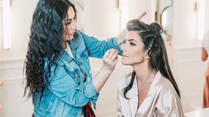 https://cdn.salonspotlight.com/photos/fnbJtTdn8Bkl0gZ4K2Vh/23a9b54a-7b14-486c-a5f3-61c277346b23_720x720