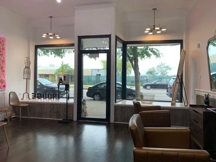 https://cdn.salonspotlight.com/photos/fnrgH9eOj8fV2BfhEzAC/11206f8b-37d9-4203-8e2f-b8541a27d3a2_720x720