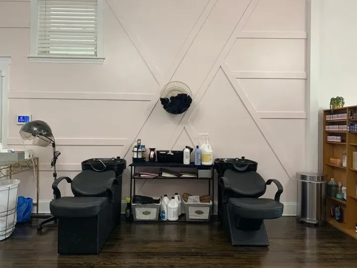 https://cdn.salonspotlight.com/photos/fnrgH9eOj8fV2BfhEzAC/6703c730-6e49-44ab-96ee-a14c262d146f_720x720