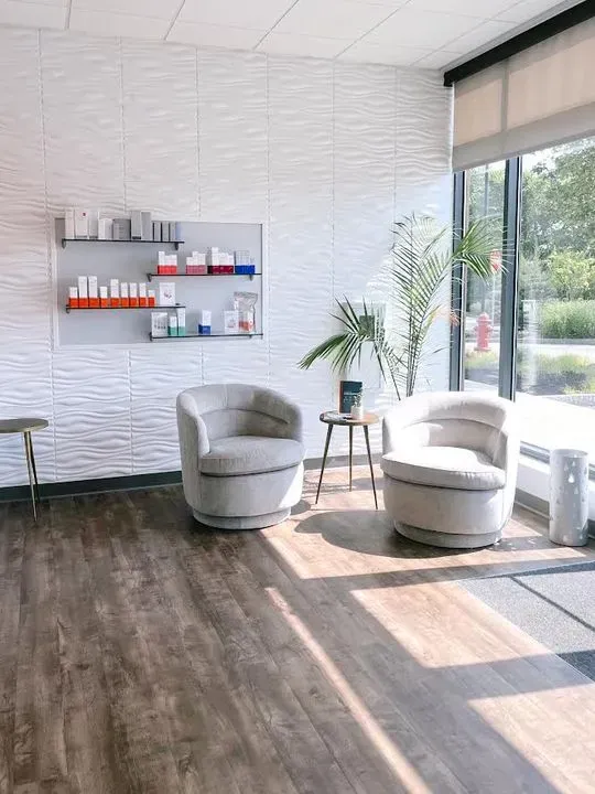 https://cdn.salonspotlight.com/photos/foCGsrrvzlq9vHoMEpH8/34179dcf-3e54-476d-a6bc-401162bd6fe5_720x720