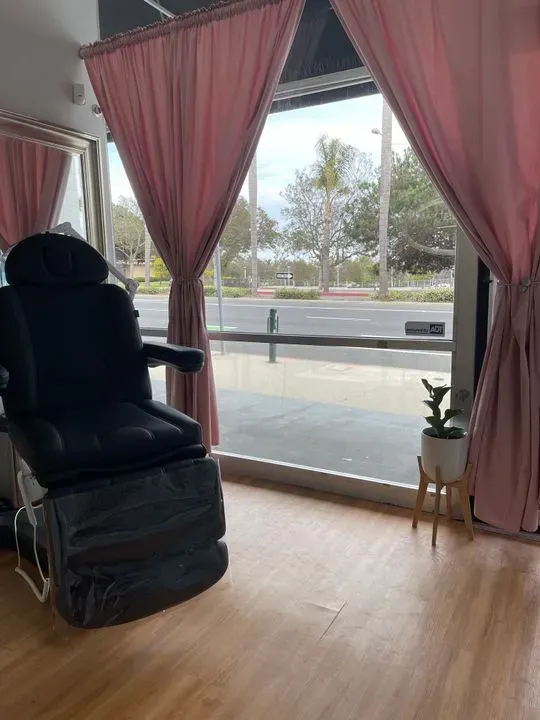 https://cdn.salonspotlight.com/photos/fpHUwT1oDQyTnUXb6lLf/dab9c239-8532-45a3-bc36-b8573cfccfc3_720x720