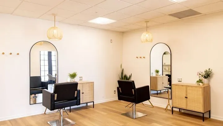 https://cdn.salonspotlight.com/photos/ftJmpXXxsoLbAXabcmOj/a04099b8-63c8-41df-ab3b-48ee0fdc9323_720x720