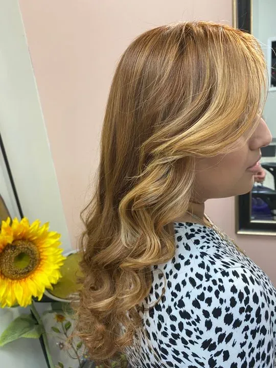 https://cdn.salonspotlight.com/photos/fu5NEvFpmrKcyqUnFsJk/548c313c-9a14-4aa1-beef-e4b0f4b73814_720x720