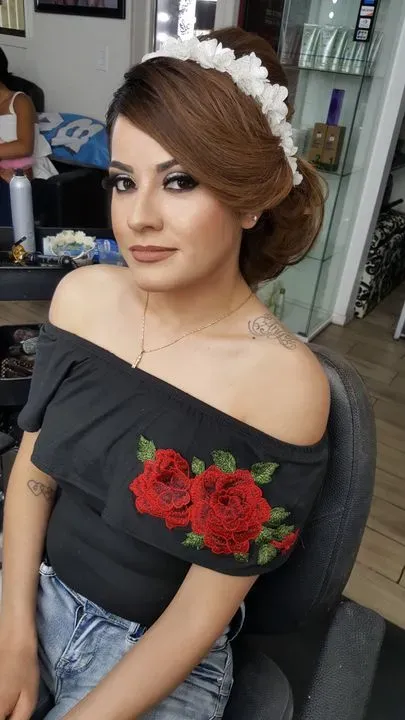 https://cdn.salonspotlight.com/photos/fvfbJFoxBfJjltTuISyL/18187cde-ce26-4f55-97e4-48b77c6eb121_720x720