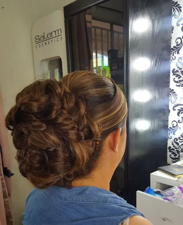 https://cdn.salonspotlight.com/photos/fvfbJFoxBfJjltTuISyL/1cc8168c-9b24-4536-afc1-cc29da1351cf_720x720
