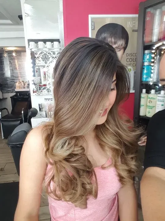 https://cdn.salonspotlight.com/photos/fvfbJFoxBfJjltTuISyL/c936a848-2a18-433f-8ac8-c51178a5be9d_720x720