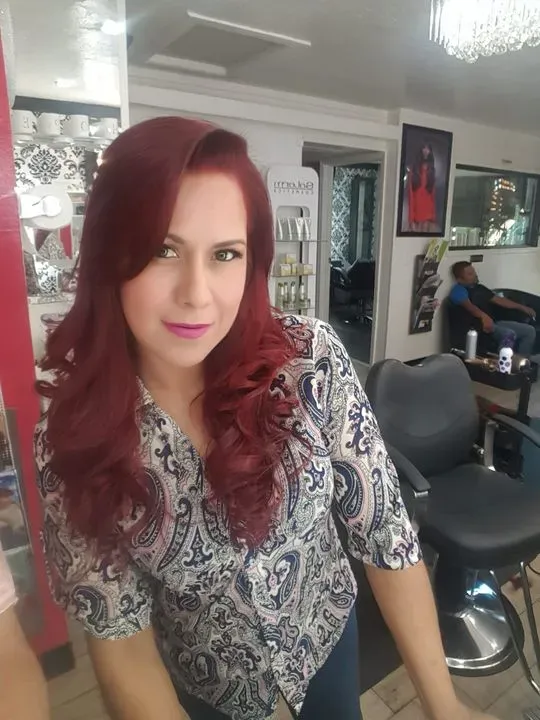 https://cdn.salonspotlight.com/photos/fvfbJFoxBfJjltTuISyL/fa90d55d-3d54-4905-a2ed-feee8971d033_720x720