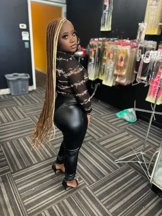 https://cdn.salonspotlight.com/photos/fx4NICdQBG3MHo2HiC3m/c3f23905-06b0-4c34-adcc-758ae64df643_720x720