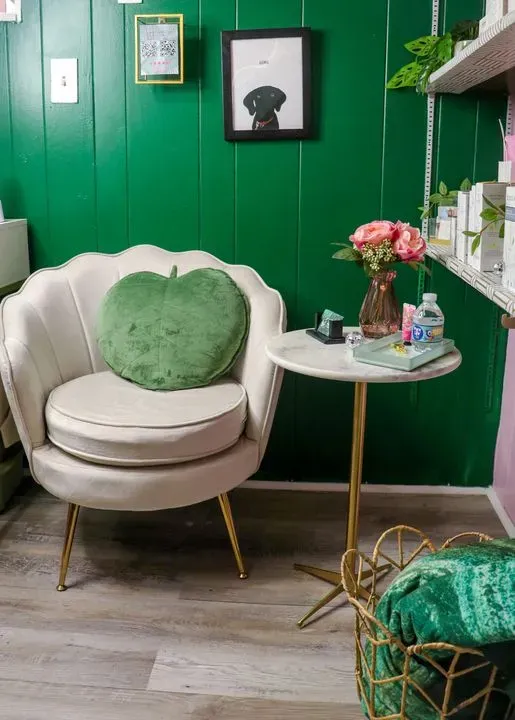 https://cdn.salonspotlight.com/photos/fzEncaNvZa3uLG36oxeo/ff42dbdc-89f6-4f07-8224-1f9b3d32d84f_720x720