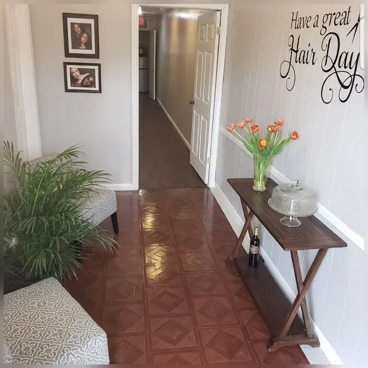 https://cdn.salonspotlight.com/photos/fzNgXgTlffm0Hq6LHr7t/2d2f5172-cecb-4e5d-a5c5-3769980116cf_720x720
