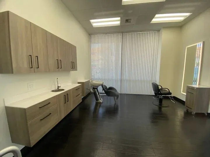 https://cdn.salonspotlight.com/photos/g1ARsM4yMDvnQJl4LRGq/73d4b3fd-c65a-4f2f-890f-e14d6fc16117_720x720