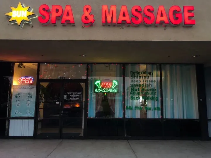 https://cdn.salonspotlight.com/photos/g31DmuZEupEx28BSyJhb/8cbb2699-a7d9-4997-b10d-5a633fdd229f_720x720