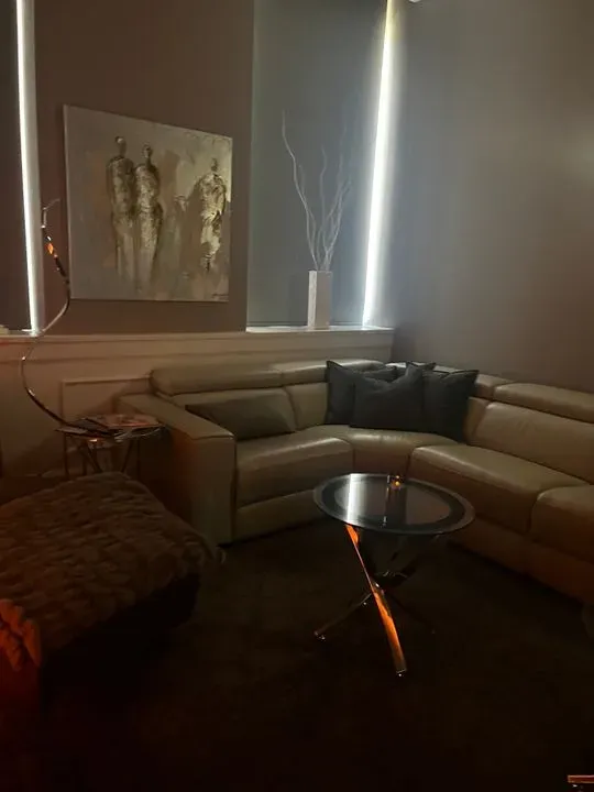 https://cdn.salonspotlight.com/photos/g9GOwc5YFgnQ40Q315mo/3aa153de-ea4b-438c-8155-49ab578014be_720x720