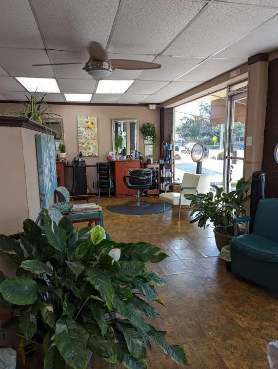 https://cdn.salonspotlight.com/photos/g9hyqnGKictGSc3Ttwm7/6e6568e2-751f-4d38-b399-945e14c8206b_720x720