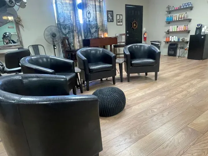 https://cdn.salonspotlight.com/photos/gCLup5DyxrKsfRTrA2Pl/88efdad7-8042-4ea9-aaab-604a1b27b755_720x720