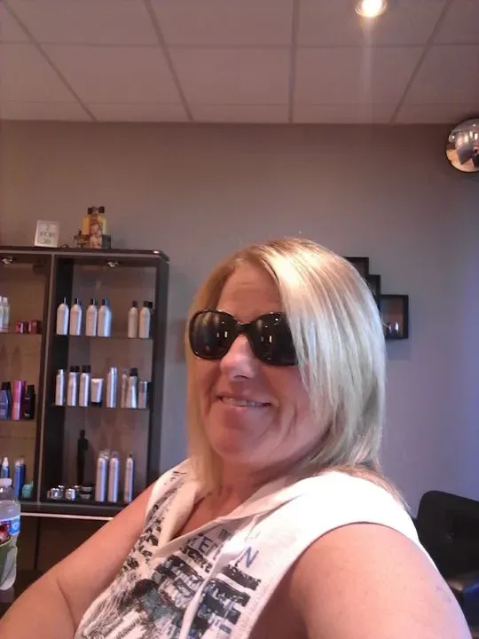 https://cdn.salonspotlight.com/photos/gCbDmhmRxungFsFO1DuR/07598202-d774-43bb-ab96-bd7cf676196e_720x720