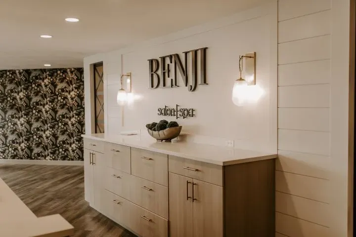 https://cdn.salonspotlight.com/photos/gCzDaMHCvkq5UW1rgRXc/347e343c-f696-4ec1-8f03-e61037266384_720x720