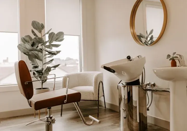 https://cdn.salonspotlight.com/photos/gCzDaMHCvkq5UW1rgRXc/d9424537-b0a4-43e9-ba86-3a7f78689693_720x720