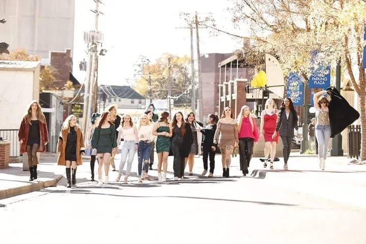 https://cdn.salonspotlight.com/photos/gEzyFTxHpCzyNfsMeqno/2018b62b-ef41-4f5b-a0be-471fb58b331d_720x720