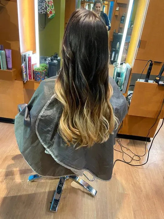 https://cdn.salonspotlight.com/photos/gFv1SuWtHsaxHGTwDTiM/3c3dd2e2-c7e8-47d9-97d6-00e6460b4dc5_720x720