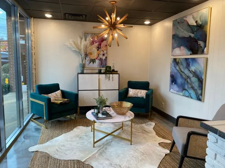 https://cdn.salonspotlight.com/photos/gRCmO32XFZdCHsTTVjkZ/3bdb6652-0d62-4318-be94-63c6eeeb2298_720x720