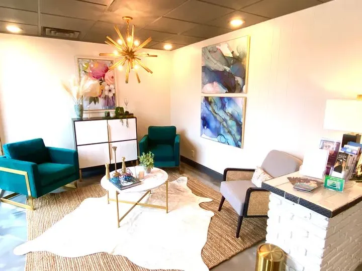 https://cdn.salonspotlight.com/photos/gRCmO32XFZdCHsTTVjkZ/6e439a08-a7b9-4932-a929-7f24500bf678_720x720