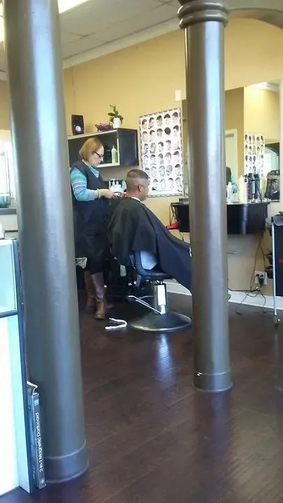 https://cdn.salonspotlight.com/photos/gUfBsggx6RV284ccDIs4/b2db459f-80bb-452a-a0d0-4b1dcd4470d7_720x720