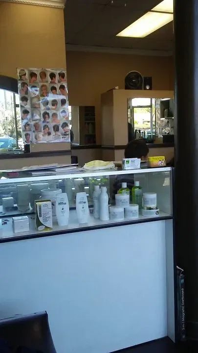 https://cdn.salonspotlight.com/photos/gUfBsggx6RV284ccDIs4/fc7c0cdb-7b1f-46a3-81a1-e6909e44a157_720x720