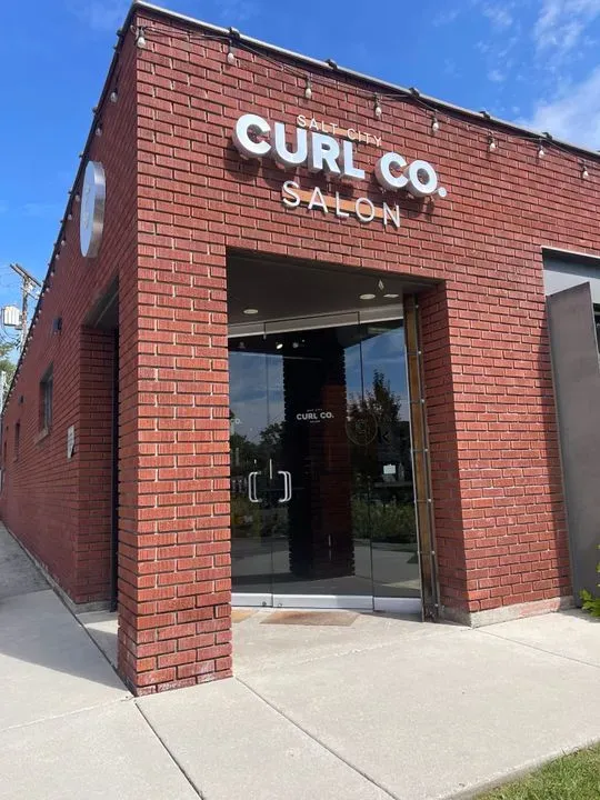 https://cdn.salonspotlight.com/photos/gVasWeAUmOnNP8dKfugq/25d0cee0-2bc8-4720-a7ef-0fab6845eb4d_720x720