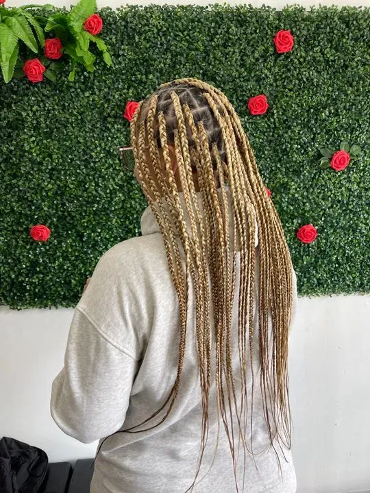 https://cdn.salonspotlight.com/photos/gWTuV9SD2ZkMtES5Fw86/6ba4ae81-457c-4812-9979-ab2d1d801ca9_720x720