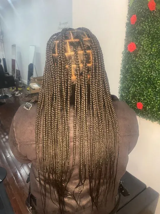 https://cdn.salonspotlight.com/photos/gWTuV9SD2ZkMtES5Fw86/dad98a02-ec4a-4cd6-bcdd-c5202c7b8889_720x720