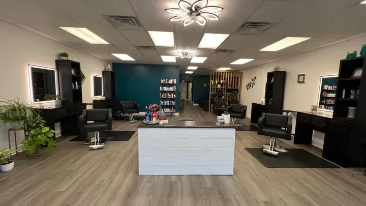 https://cdn.salonspotlight.com/photos/gXGCdMBJ5DqegJ01rahn/2ed24b2d-4a7b-498f-af39-2bff0792bc35_720x720