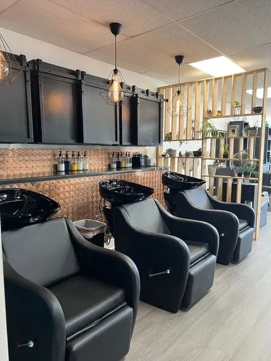 https://cdn.salonspotlight.com/photos/gXGCdMBJ5DqegJ01rahn/f3fe564b-530d-4d36-9b11-b051b0230cd0_720x720