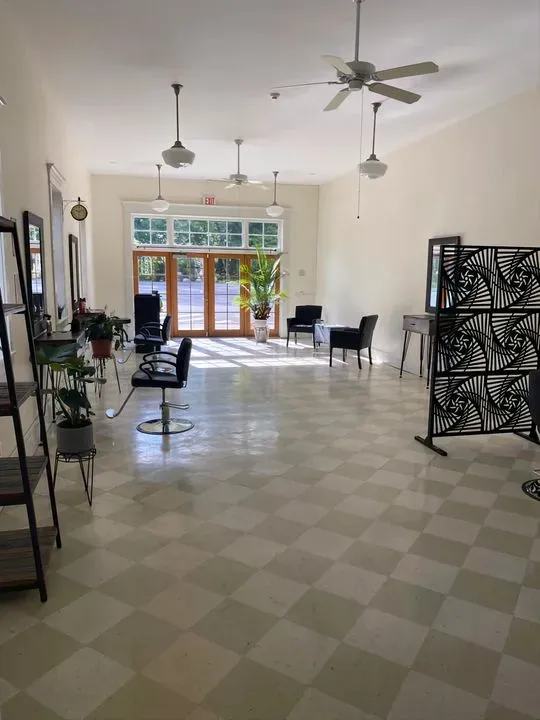 https://cdn.salonspotlight.com/photos/gYhvoqDVA6CVL61utj1j/c574c440-59df-4a53-be93-d7b3aa061483_720x720