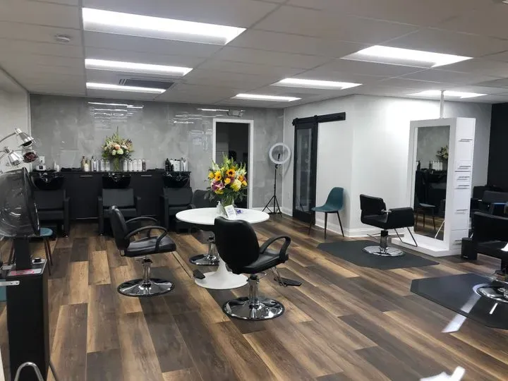 https://cdn.salonspotlight.com/photos/gYjG7J3MWyzp1BwunJfq/fabc6183-292f-4f56-9040-84840f771781_720x720