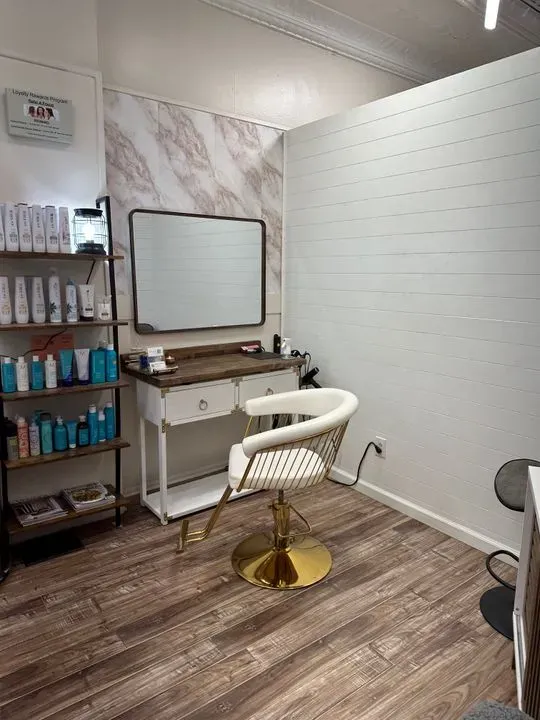 https://cdn.salonspotlight.com/photos/gZ5KHymUlUmIMFQZiztT/ce53ff07-65ce-46a2-bcbf-11680b64976d_720x720