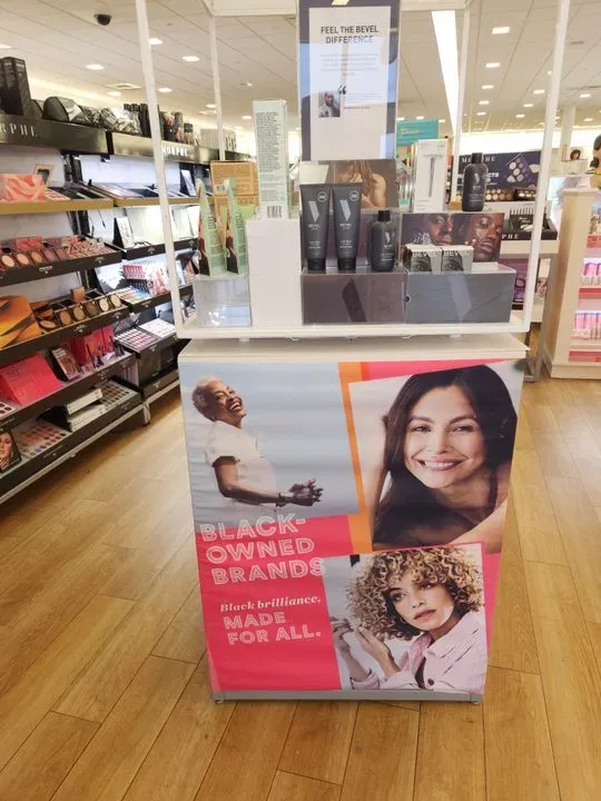 https://cdn.salonspotlight.com/photos/gZd4invJFquxBcuGh7c8/42d68b26-2fed-47e6-8e31-43d04a8ca8a1_720x720