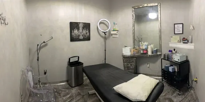 https://cdn.salonspotlight.com/photos/gaFmho100RqM6hJCVtzx/30386bfe-dda6-415a-b27c-efbf5ef7819d_720x720