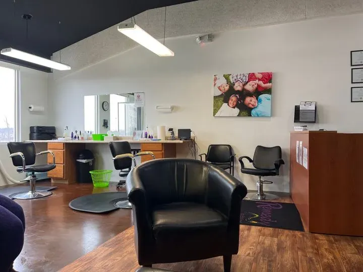 https://cdn.salonspotlight.com/photos/gaJgLdA0kAXVy39nmd9x/163ad7ba-e165-40a9-88ed-923c05e355ec_720x720