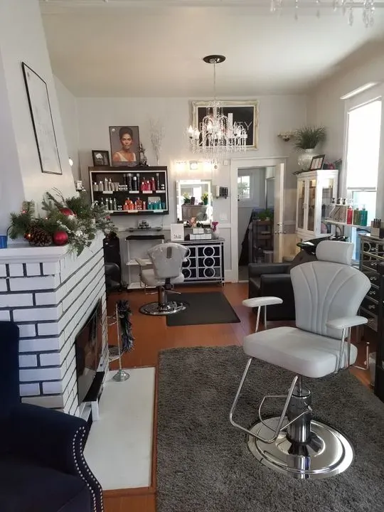 https://cdn.salonspotlight.com/photos/gcmaMcgjrYH0sQnC3Qgn/9d372d62-0d6e-4dce-9eec-ee7e8ef5f3ce_720x720