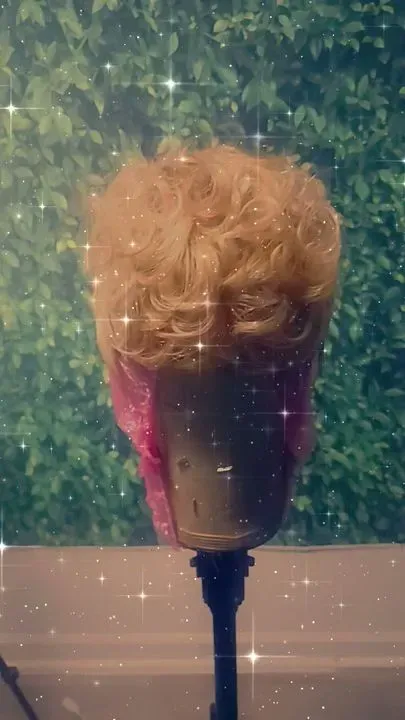 https://cdn.salonspotlight.com/photos/geCirlsJIQgZPI1imBuY/5f8f7200-c00c-47e6-8f3d-8161e2bc2426_720x720