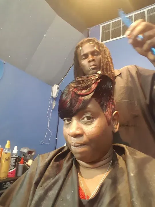 https://cdn.salonspotlight.com/photos/geCirlsJIQgZPI1imBuY/78991d84-2fc4-4802-840f-3db60db7df8f_720x720