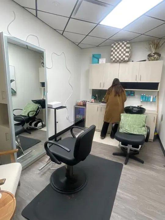 https://cdn.salonspotlight.com/photos/geWqAUwyrsOailuj5r3z/d0ed774b-68e5-4896-8af7-ec56fa5205e9_720x720