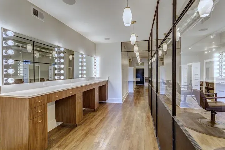 https://cdn.salonspotlight.com/photos/gfY8EaAWzzPLqkmSriWq/2fc4eeae-cf7d-435b-90db-4ff9c730a7be_720x720