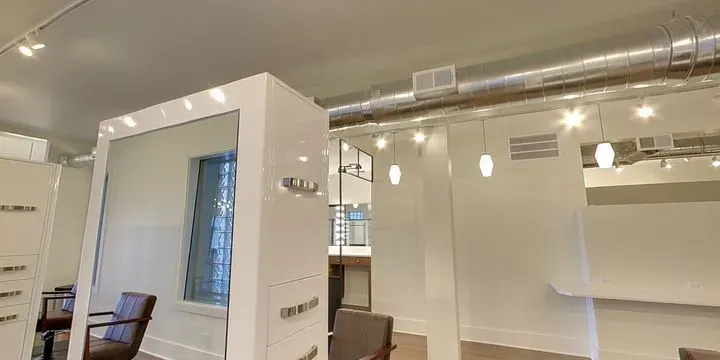 https://cdn.salonspotlight.com/photos/gfY8EaAWzzPLqkmSriWq/90b7ef13-5384-4c49-a087-1e50c4e491d8_720x720