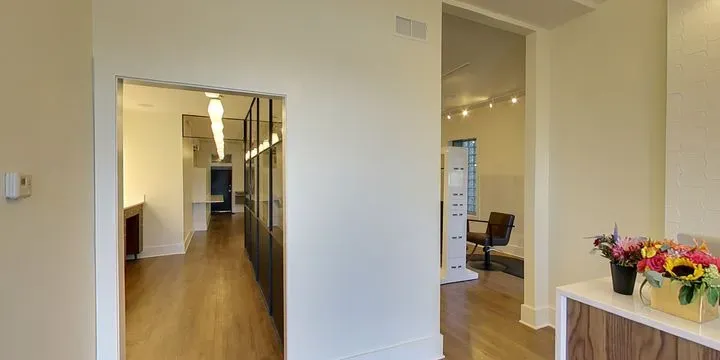 https://cdn.salonspotlight.com/photos/gfY8EaAWzzPLqkmSriWq/e52afb83-8340-4908-bd30-ecff21cad2d1_720x720