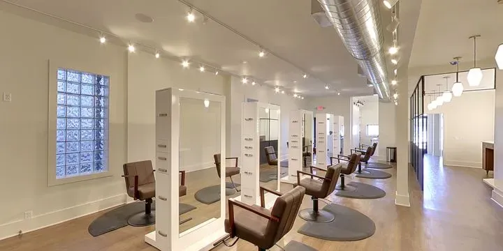 https://cdn.salonspotlight.com/photos/gfY8EaAWzzPLqkmSriWq/f1765335-2767-4a32-bd43-6dbae89a9e5e_720x720