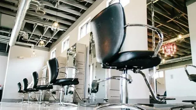 https://cdn.salonspotlight.com/photos/giAUcQnH3Cea6SxNHqAi/84099663-bf4b-4882-84e4-ae1d0d4d9345_720x720