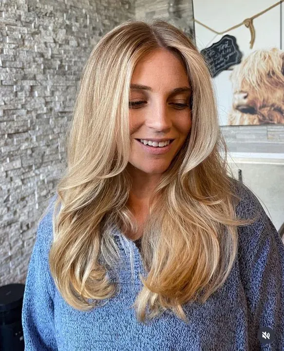 https://cdn.salonspotlight.com/photos/giVp4Z0mmtkWYq2UzR3X/fe0d5ca7-60de-48ee-90bd-301733b25361_720x720