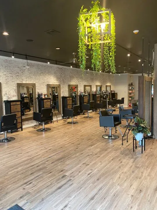 https://cdn.salonspotlight.com/photos/gjhdwDEO2NcRCAdDU6k2/c84dd8c9-e9fc-40f5-baef-87e76d6c2495_720x720
